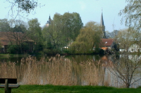 Mühlenteich im Hintergrund Kirche und Burg